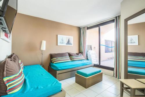 une chambre d'hôtel avec deux lits et un balcon dans l'établissement Résidence Cannes Verrerie - maeva Home - Appartement 3 Pièces 6 Personnes - Sélection MAE-4213, à Cannes