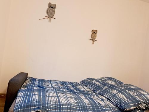 a bedroom with two owls on the wall at Gdynia Batory in Gdynia