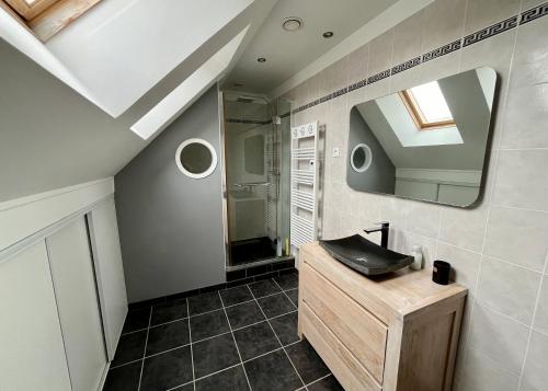 uma casa de banho com um lavatório e um espelho em Maison de charme, proche plages em Saint-Pierre-Quiberon