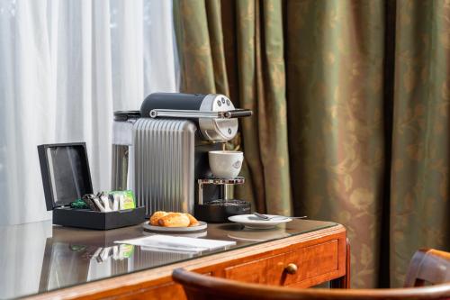 Utensilios para hacer té y café en Royal Manotel