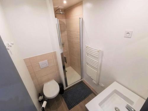 łazienka z prysznicem, toaletą i umywalką w obiekcie Résidence Le Cezelly - 2 Pièces cabine 5 couchages PORT LEUCATE. Réf: 4CEZ_6C MAE-6634 w mieście Port Leucate