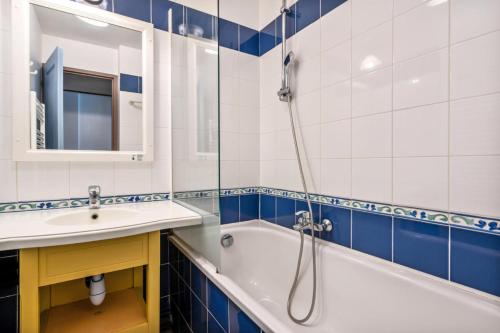 une salle de bain avec une baignoire, un lavabo et une douche dans l'établissement Résidence Cap Azur - maeva Home - Appartement 2 pièces 5 personnes - Confort MAE-4229, à Fouesnant