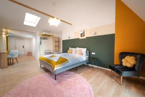 1 dormitorio con 1 cama y 1 silla negra en Stil OldTown, en Bucarest