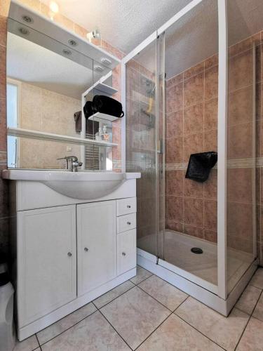 une salle de bain avec un lavabo et une douche dans l'établissement Résidence Les Yoles - Villa trois pièces mezzanine pour 8 personnes à Port Leucate. Réf: 2YOL_37 MAE-4004, à Leucate