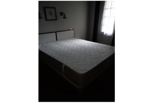 - un lit dans une chambre à côté d'une fenêtre dans l'établissement Le Cap Glénan - maeva Home - Appartement 2 Pièces 4 Personnes - Confort 43, à Bénodet
