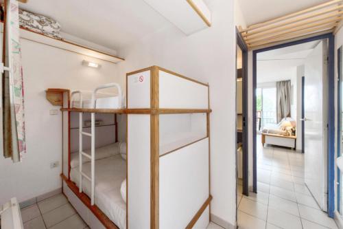 Cette chambre dispose de lits superposés et d'un couloir. dans l'établissement Résidence La Pinède - maeva Home - Appartement 3 Pièces 6 Personnes - Sélection MAE-4231, à Hyères