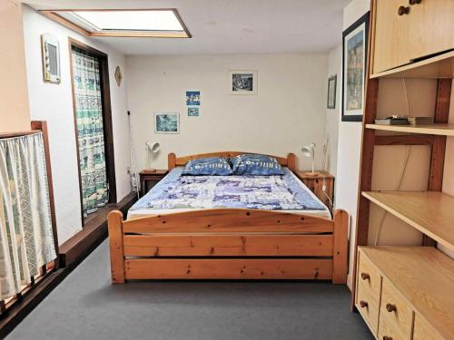 une chambre avec un lit en bois dans une pièce dans l'établissement Résidence Village Merlin - VILLA T2 MEZZANINE 5 couchages PORT LEUCATE MAE-5824, à Leucate