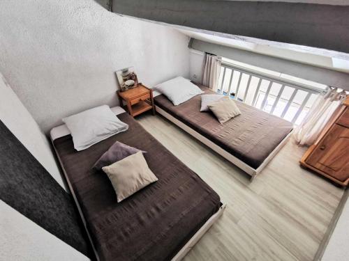 - une vue de tête sur deux lits dans une chambre dans l'établissement Résidence Grande Bleue - VILLA T1 CAB MEZZ 5 couchages PORT LEUCATE MAE-2394, à Leucate