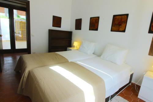 sypialnia z dużym białym łóżkiem w pokoju w obiekcie Akrotiri w miejscowości Santa Ponsa