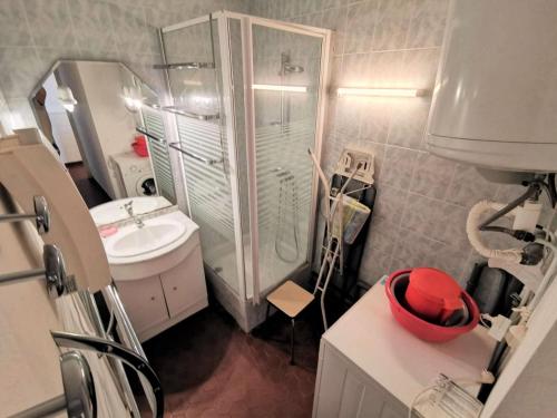 une salle de bain avec une douche, des toilettes et un lavabo dans l'établissement Résidence La Sardane - 2 Pièces 5 couchages LE BARCARES MAE-2404, au Barcarès