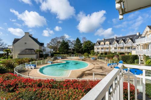 une vue d'une piscine dans un complexe hôtelier dans l'établissement Résidence Cap Azur - maeva Home - Appartement 3 Pièces 7 Personnes - Sélection MAE-4382, à Fouesnant
