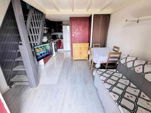 un salon avec un canapé et une télévision dans l'établissement Résidence Grande Bleue - VILLA T1 CAB MEZZ 6 couchages PORT LEUCATE MAE-0624, à Leucate