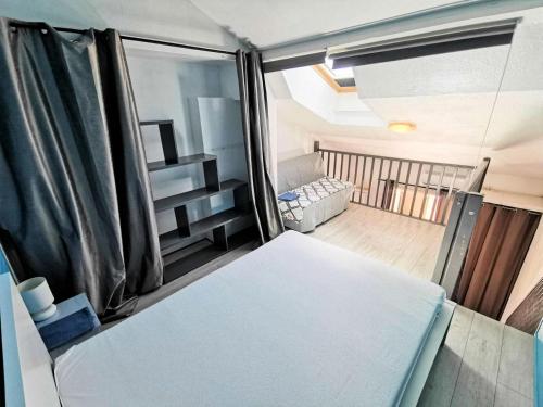 une petite chambre avec un lit et un balcon dans l'établissement Résidence Grande Bleue - VILLA T1 CAB MEZZ 6 couchages PORT LEUCATE MAE-0624, à Leucate