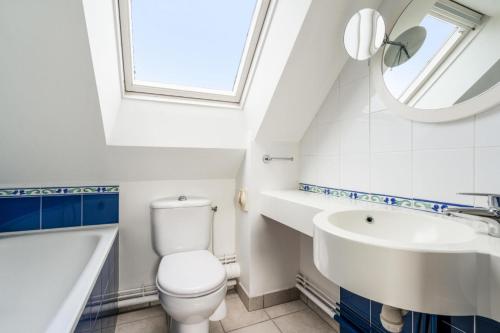a bathroom with a toilet and a sink and a mirror at Résidence Cap Azur - maeva Home - Appartement 2 Pièces 5 Personnes - Confort MAE-4387 in Fouesnant