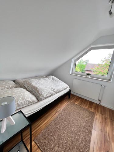 1 dormitorio con cama y ventana grande en FewoReNo, en Recklinghausen