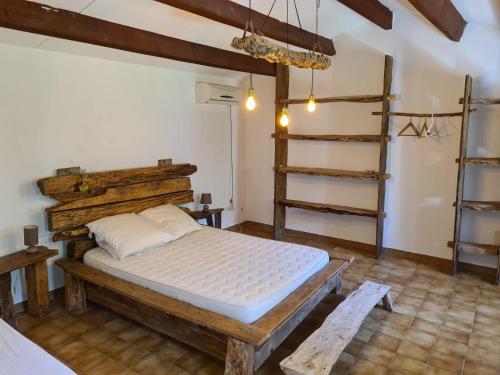 een slaapkamer met een groot bed in een kamer bij MAISON DE CARACTERE AVEC PISCINE in Sartène
