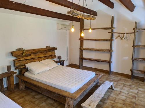 una camera da letto con un letto grande in una stanza di MAISON DE CARACTERE AVEC PISCINE a Sartène