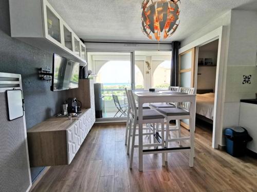 une cuisine et une salle à manger avec une table et des chaises dans l'établissement Résidence Copacabana - Bel appartement deux pièces à Port Leucate. Réf: 1COP_518E MAE-8924, à Leucate