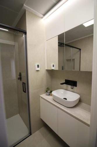 een badkamer met een wastafel en een douche bij Elvira Home San Gines AQ-104 in Santiago de la Ribera