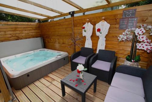 Cette chambre dispose d'un bain à remous, de chaises et d'une table. dans l'établissement Route du Mont-Saint-Michel, à Mortain