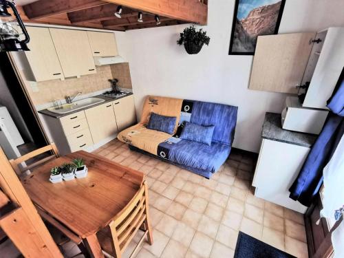 - une cuisine avec une table et un lit dans une chambre dans l'établissement Résidence Grande Bleue - VILLA T1 CAB MEZZ 6 couchages PORT LEUCATE MAE-1604, à Leucate