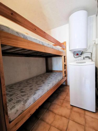 La salle de bains est pourvue de 2 lits superposés et d'un lavabo. dans l'établissement Résidence Grande Bleue - VILLA T1 CAB MEZZ 6 couchages PORT LEUCATE MAE-1604, à Leucate