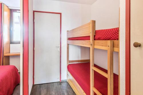 une chambre avec deux lits superposés dans l'établissement Résidence Les Fontaines Blanches - maeva Home - Appartement 2 pièces 7 personnes - Confort MAE-5103, à Morzine