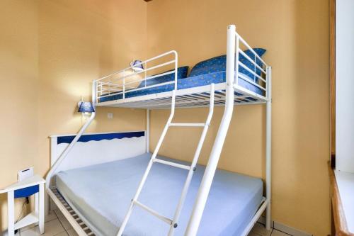 Cette chambre dispose de lits superposés et de 2 lits superposés. dans l'établissement Résidence Port Bourgenay - maeva Home - Appartement 2 Pièces 5 Personnes - Sélection MAE-5527, à Talmont-Saint-Hilaire