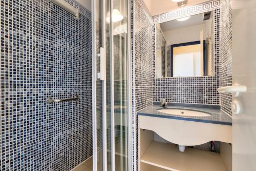 une salle de bain avec un lavabo et une douche dans l'établissement Résidence Port Bourgenay - maeva Home - Appartement 2 Pièces 5 Personnes - Sélection MAE-5527, à Talmont-Saint-Hilaire