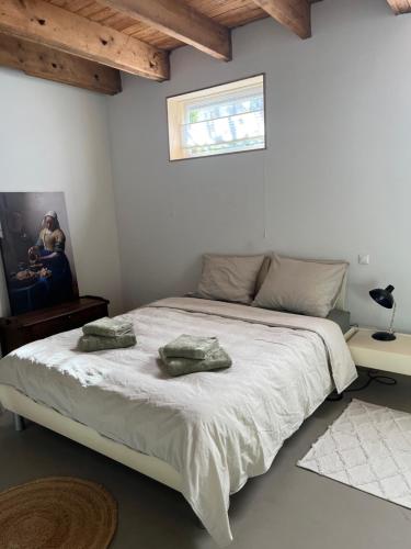 een slaapkamer met een bed met twee handdoeken erop bij Vijfhoek Haarlem Studio Vlaming in Haarlem