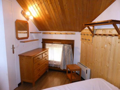 a bedroom with a bed and a wooden ceiling at Résidence Combettes - 2 Pièces pour 4 Personnes 624 in Les Contamines-Montjoie