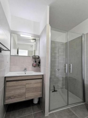 une salle de bain avec douche et lavabo dans l'établissement Résidence Les Voiles Blanches - 2 Pièces 4 couchages PORT LEUCATE MAE-5854, à Leucate