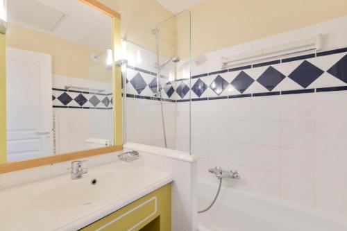une salle de bain avec un lavabo et un miroir dans l'établissement Les Maisons de Port Bourgenay - maeva Home - Maison 2 Pièces 5 Personnes - Sélection MAE-5565, à Talmont-Saint-Hilaire
