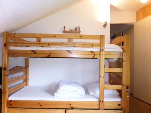 a bunk bed in a room with two bunk beds at Résidence L'enclave - 3 Pièces pour 6 Personnes 744 in Les Contamines-Montjoie