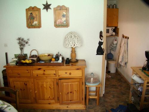 una habitación con un armario de madera con un tazón. en Residence Les Choseaux - 2 Pièces pour 6 Personnes 764, en Valloire