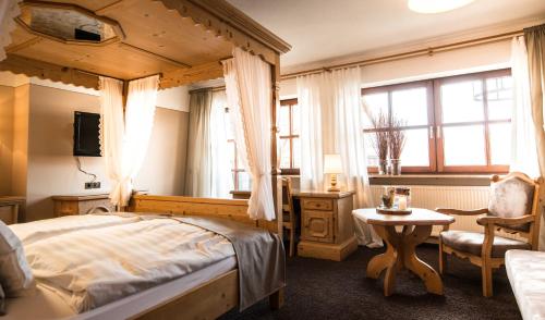 1 dormitorio con 1 cama, 1 mesa y 1 silla en Landgasthof Weisses Lamm, en Engelthal