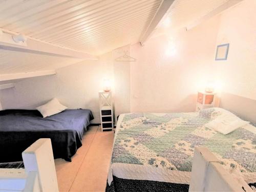 um quarto com 2 camas e 2 candeeiros em Résidence Maisons Des Sables - Pièces 564 em Leucate