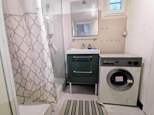 une petite salle de bains avec un lave-linge et un lavabo dans l'établissement Résidence Maisons Des Sables 1 - Appartement deux pièces mezzanine - 4 personnes - PORT LEUCATE MAE-5564, à Leucate
