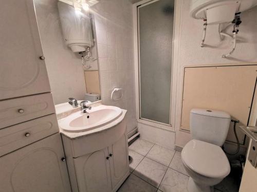 une salle de bain blanche avec des toilettes et un lavabo dans l'établissement Résidence Les Terrasses Du Port - 2 Pièces cabine 5 couchages PORT LEUCATE MAE-0474, à Leucate