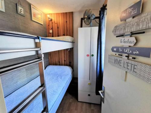 Cette petite chambre comprend des lits superposés et un réfrigérateur. dans l'établissement Résidence Les Terrasses Du Port - 2 Pièces cabine 5 couchages PORT LEUCATE MAE-0474, à Leucate