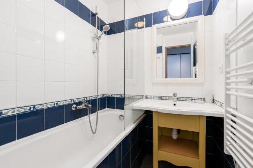 une salle de bain avec une baignoire, un lavabo et une douche dans l'établissement Résidence Cap Azur - maeva Home - Appartement 2 Pièces 5 Personnes - Sélection MAE-6707, à Fouesnant