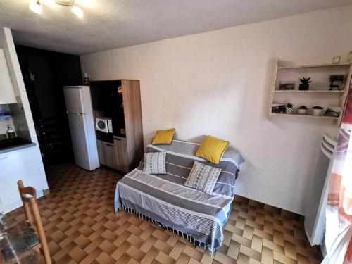 - un salon avec un canapé et un réfrigérateur dans l'établissement Résidence Equateur - 2 Pièces pour 6 Personnes 781, à Leucate