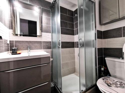 une salle de bain avec une douche, un lavabo et des toilettes dans l'établissement Résidence Equateur - 2 Pièces pour 6 Personnes 781, à Leucate