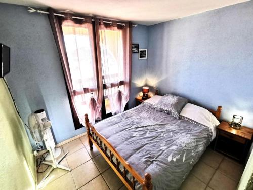 une chambre avec un lit et une fenêtre dans l'établissement Résidence Equateur - 2 Pièces pour 6 Personnes 781, à Leucate