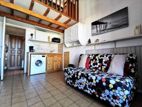 un salon avec un canapé et une machine à laver dans l'établissement Résidence Grande Bleue - VILLA T1 CAB MEZZ 6 couchages PORT LEUCATE MAE-3361, à Leucate