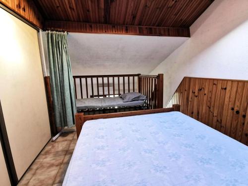 une chambre avec un grand lit dans une pièce dans l'établissement Résidence Grande Bleue - VILLA T1 CAB MEZZ 6 couchages PORT LEUCATE MAE-3361, à Leucate
