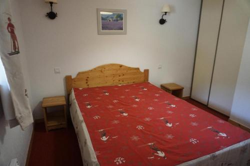 une petite chambre avec un lit avec une couverture rouge dans l'établissement Résidence Terrasses De La Bergerie - 2 PIECES 4 PERSONNES MAE-2464, à Orcières