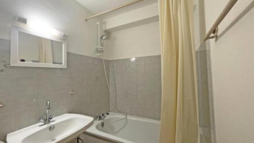 une salle de bain avec un lavabo et une baignoire dans l'établissement Résidence Les Cytises - Agréable Studio de montagne 4 pers MAE-2764, à Vallouise