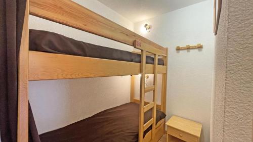 une chambre avec deux lits superposés dans l'établissement Résidence Les Cytises - Agréable Studio de montagne 4 pers MAE-2764, à Vallouise
