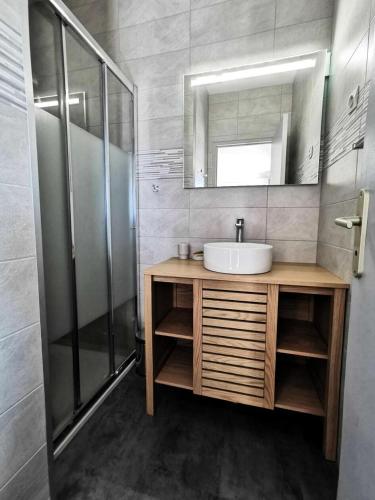 une salle de bain avec un lavabo et une douche dans l'établissement Résidence Les Zodiaques - Appartement 3 Pièces climatisé 4 couchages PORT LEUCATE. Réf: 1ZOD_K5 MAE-6681, à Leucate